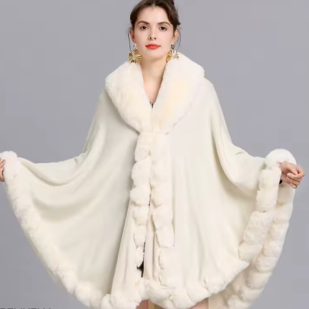 NWOT 🤍 Luxurious Cream Faux Fur Cape/Warp/Shawl